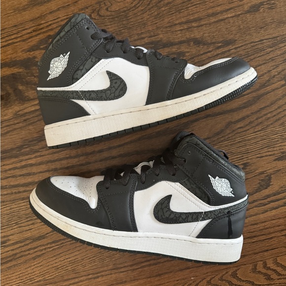 Nike - Jordan 1 Mid SE - Big Kids - Panda Elephant - Picture 2 of 9